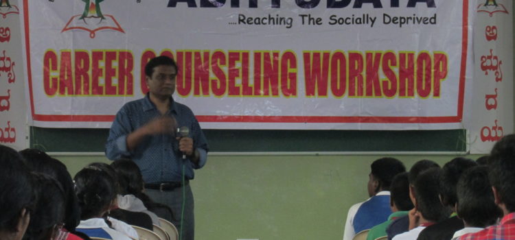 Prof Rakesh Katarey explains Journalism to students at Abhyudaya Free Learning Center
